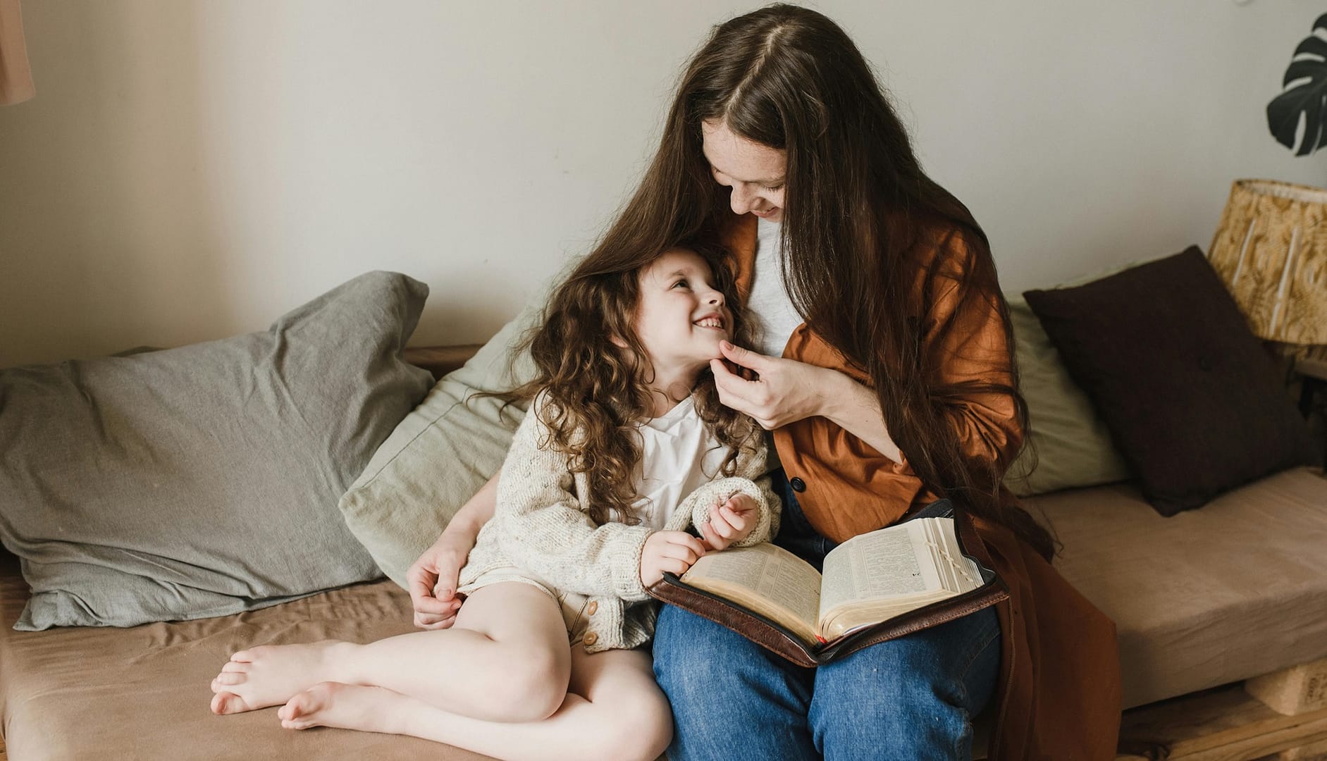 Madre mirada con conexión