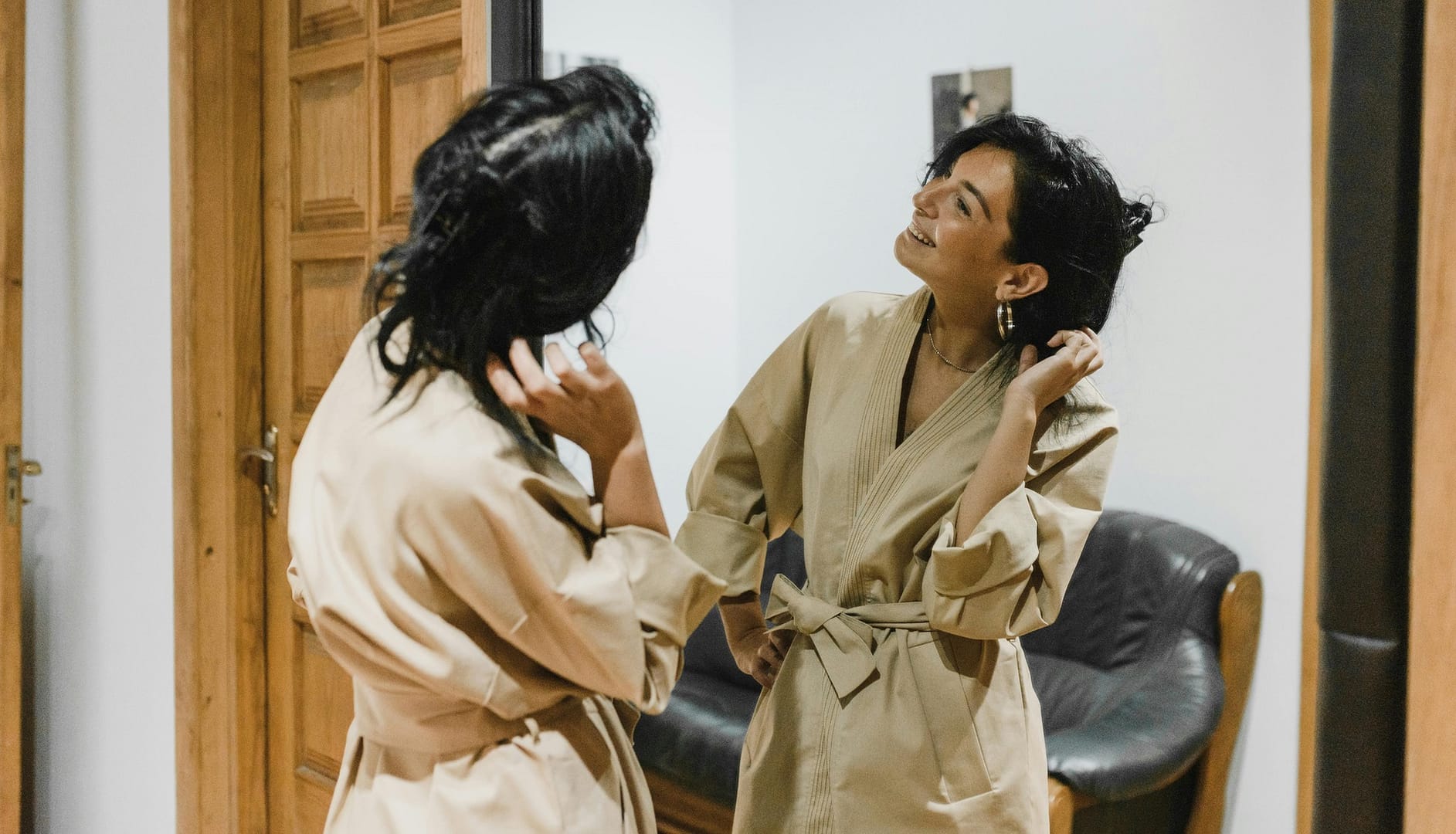 Mujer frente al espejo con confianza